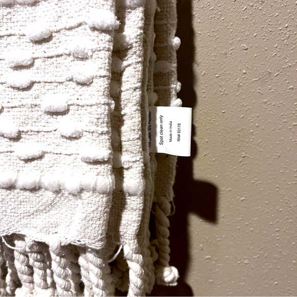 BNWT Decorative Throw by Magaschoni 50” x 60” - Picture 6 of 6